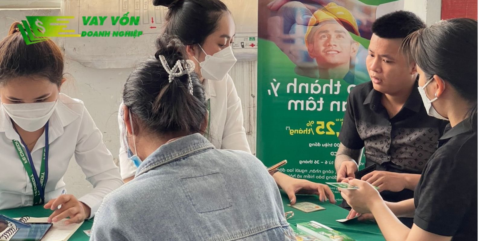 Khách hàng đang hoàn tất thủ tục vay tại chi nhánh FE Credit ở Đà Nẵng.