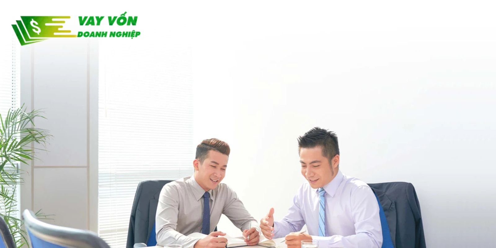 Nhân viên Vay Vốn Doanh Nghiệp hỗ trợ tư vấn trực tuyến cho khách hàng