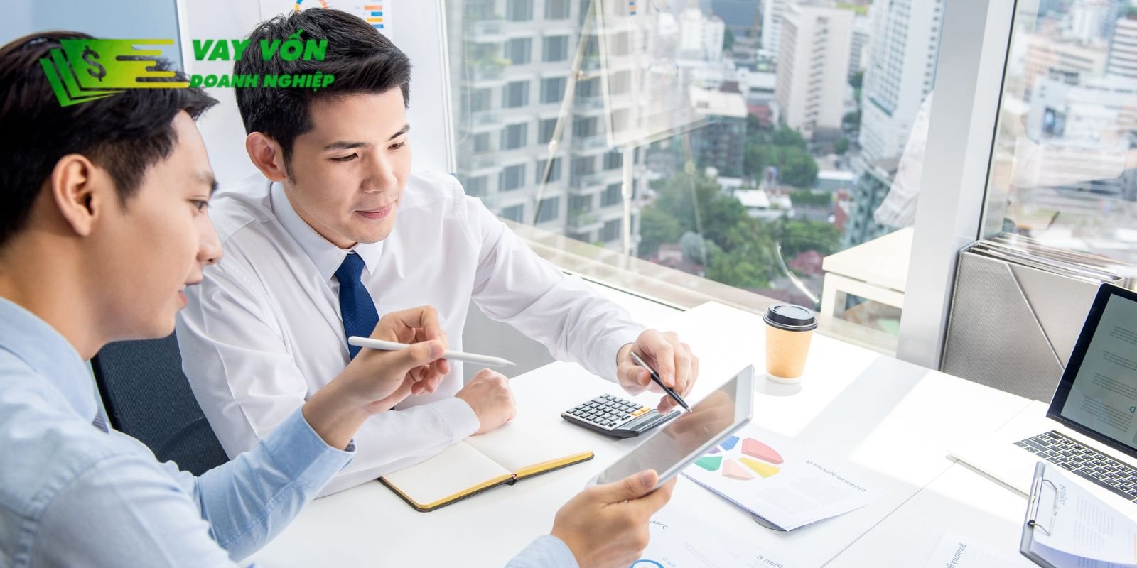 Nhân viên Mcredit tư vấn khách hàng về các gói vay tại chi nhánh Đà Nẵng