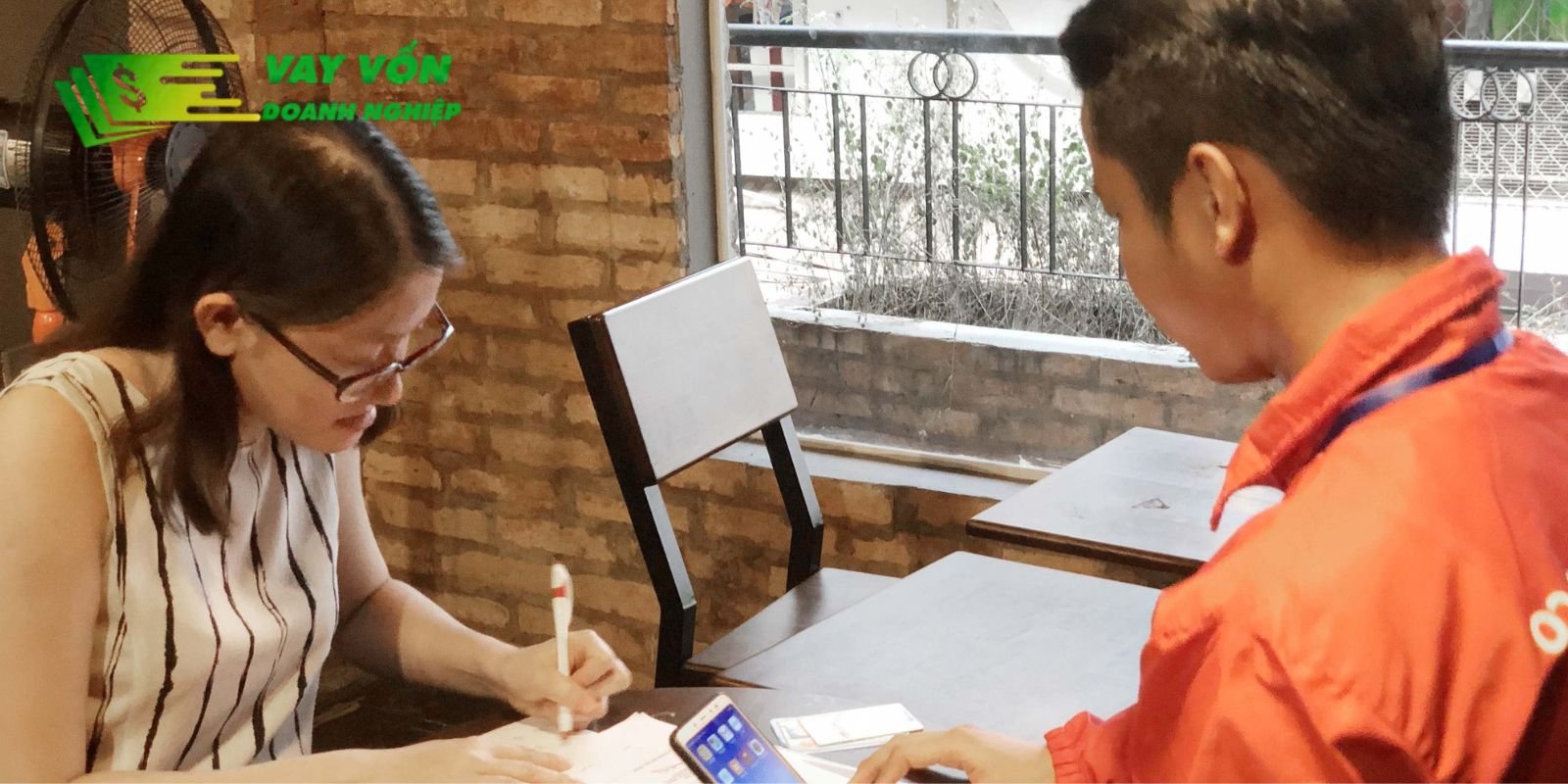 Khách hàng đang ký hợp đồng vay tại văn phòng Easy Credit