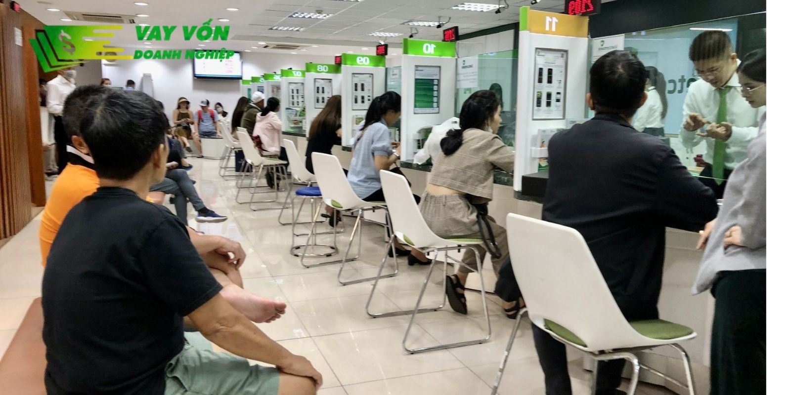 Người dân Đà Nẵng tìm hiểu các dịch vụ vay tiền tại ngân hàng